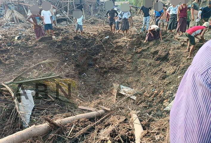 ရခိုင်တွင် စစ်တပ်က ၃ ရက်ဆက်တိုက် ဗုံးကြဲ၊ ကျောက်တော်မြို့ခံ သောင်းချီ ထွက်ပြေးနေရ