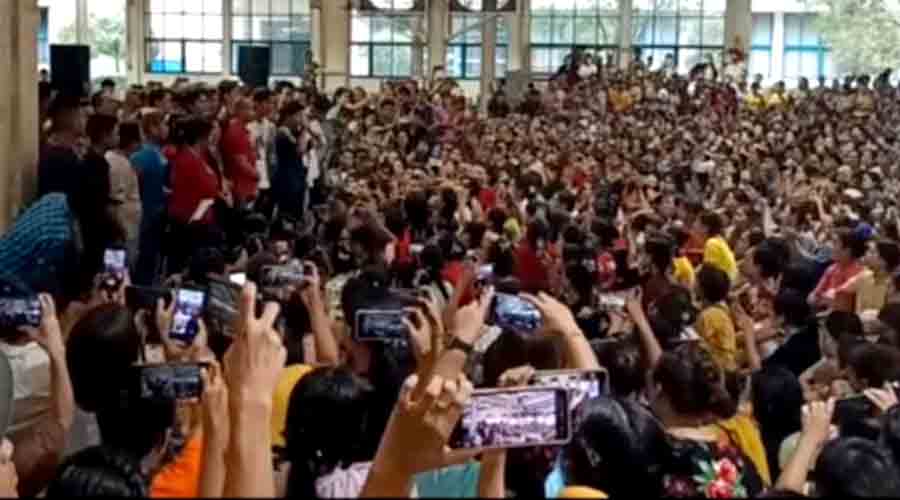 ချန်းရီဖိနပ်စက်ရုံက ဆန္ဒပြအလုပ်သမားများ အလုပ်ရှင်နှင့် သဘောတူညီမှုရ