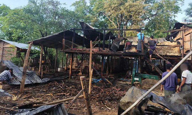 တောင်သာမြို့နယ် ရုံးပင်လေးရွာကို စစ်တပ်က ဗုံးကြဲသဖြင့် နေအိမ်များမီးလောင်