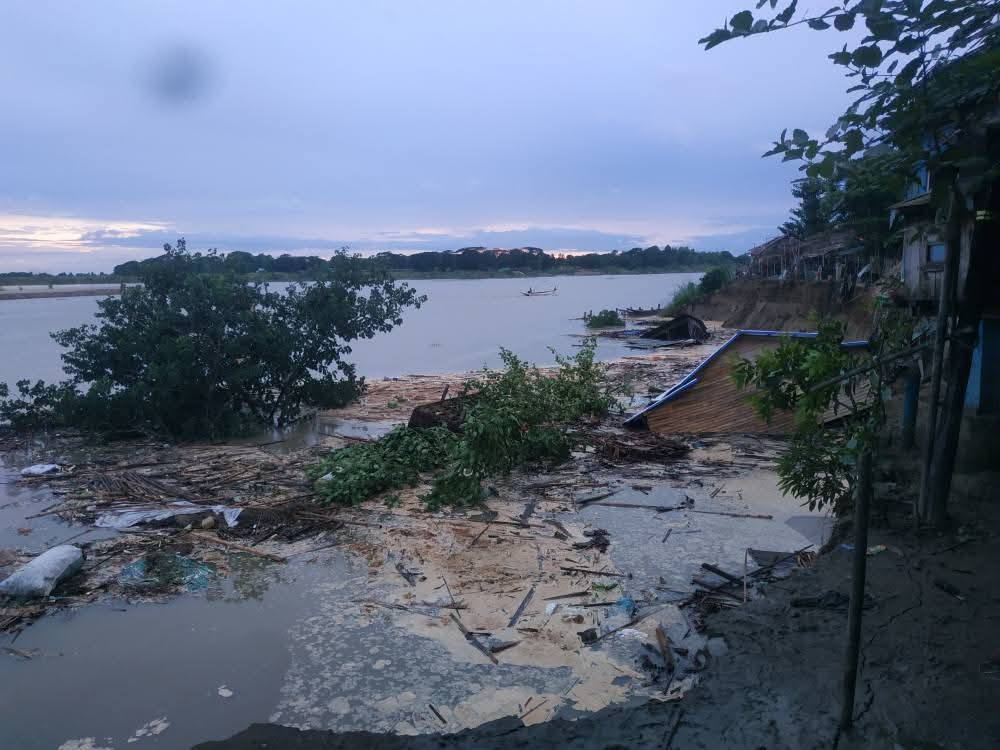 ညောင်တုန်း၊ ရန်ကင်းစံရာရွာတွင် မြစ်ကမ်းပါးပြိုကျပြီး အိမ် ၁၀ လုံးကျော် မျောပါ