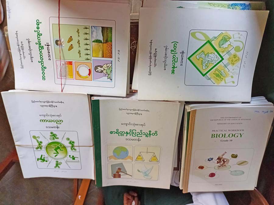 ကျောင်းသား၊ ကျောင်းသူများကို ကျောင်းသုံးဖတ်စာအုပ် ပြန်အပ်ခိုင်း