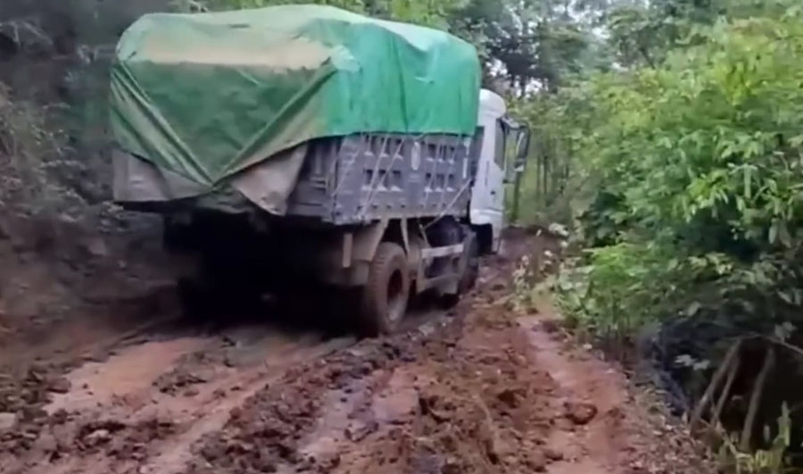 ပလက်ဝနှင့် ရခိုင်ကို ကုန်စည်တင်သည့်လမ်း ပြုပြင်ပေးရန် ကုန်သည်များ တောင်းဆို