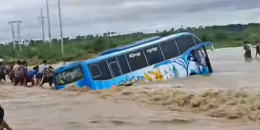 တောင်သာမြို့နယ်၌ ရေကြီးရေလျှံဆက်ဖြစ်နေ၊ ချောင်းရေထဲမျောသွားသည့် ခရီးသည်တင်ကား မဆယ်နိုင်သေး