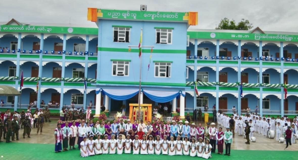 လှိုင်းဘွဲ၊ ကြာအင်းခေတ်မီစံပြကျေးရွာ အထက်တန်းကျောင်းဆောင်သစ်ဖွင့်ပွဲ (ဓာတ်ပုံ)   