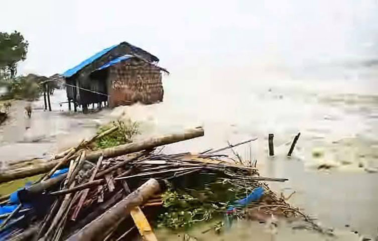 ဖျာပုံတွင် ပင်လယ်လှိုင်းရိုက်ခတ်မှုကြောင့် နေအိမ်များ မျောပါခဲ့ပြီး ကမ်းပါးပြို