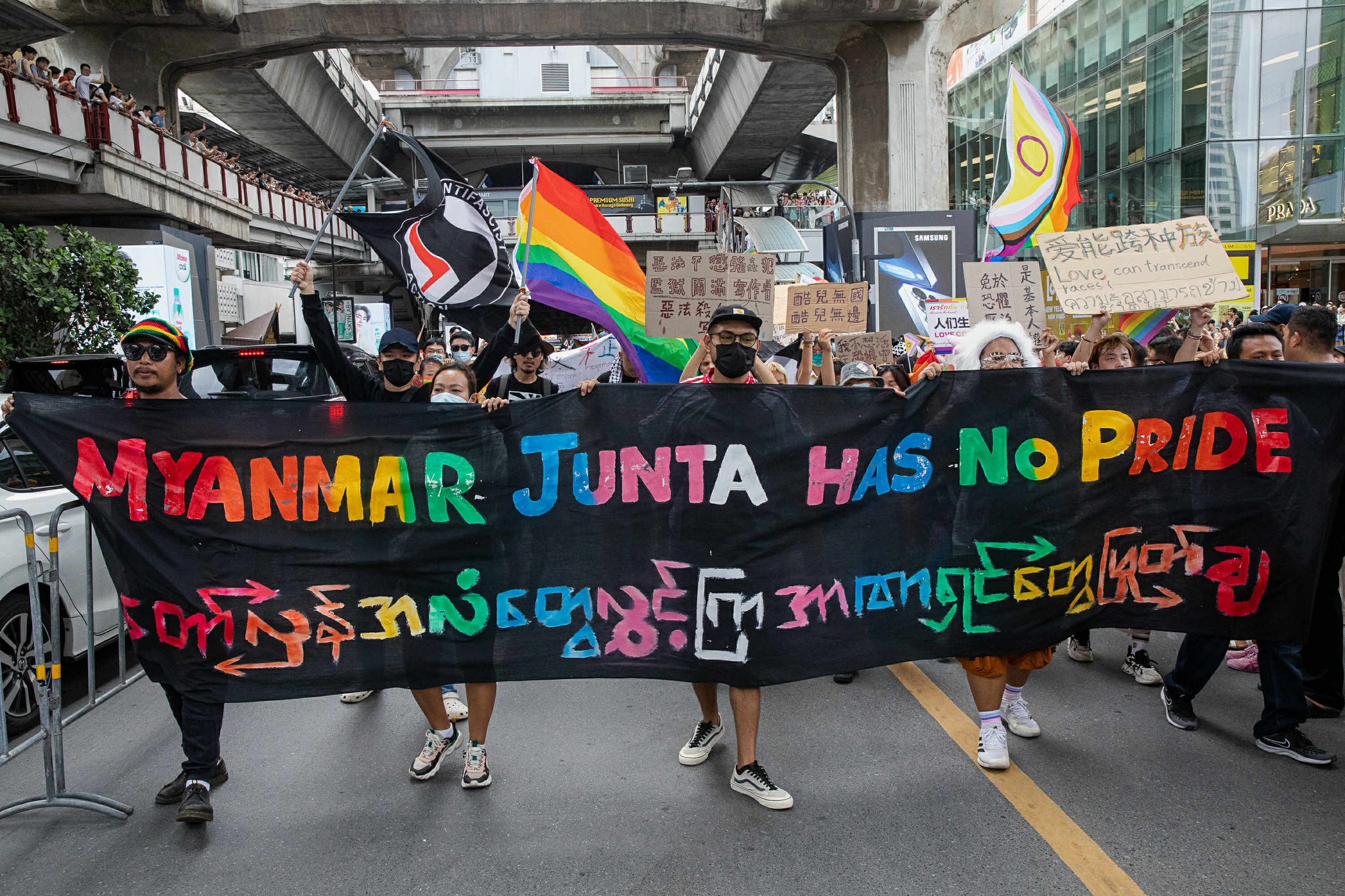 ဘန်ကောက် LGBT လမ်းလျှောက်ပွဲ၌ စစ်အာဏာရှင်ဆန့်ကျင်လှုပ်ရှားမှုပြုလုပ် (ဓာတ်ပုံ)