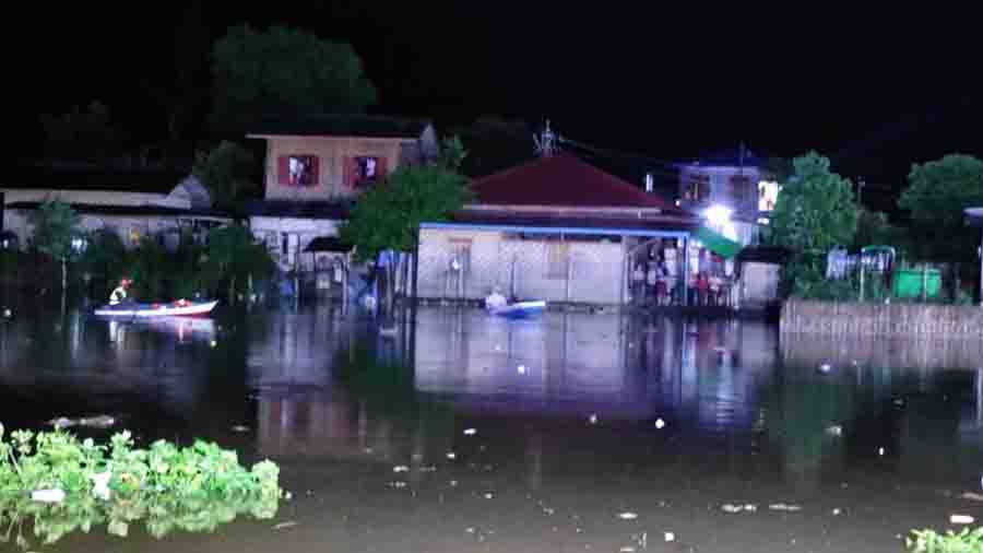 မြစ်ကြီးနားတွင် မိုးကြီးရေလျှံပြီး နေအိမ်များနစ်မြုပ်၊ လူဦးရေ ၅၀၀ ကျော်ပြောင်းရွှေ့နေရ