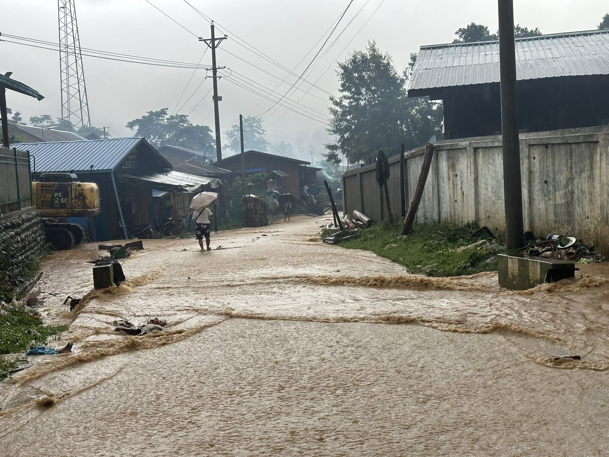 ရေကြီးနေသည့် ချီဖွေတွင် တောင်ကျရေဆင်းပြီး ရေလျှံ 