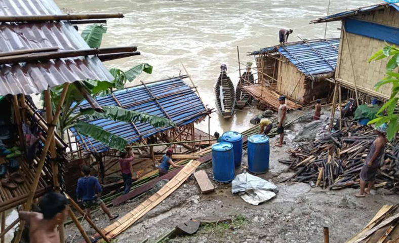 မြစ်ရေကြီးမှုကြောင့် ပလက်ဝကစစ်ဘေးရှောင်နေအိမ်များပျက်စီး၊  အရေးပေါ်အကူအညီလိုအပ်