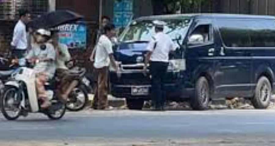 လိုင်စင်မဲ့ကားများကို လာဘ်ငွေယူကာ နယ်စပ်မှသွင်းခွင့်ပြုပြီး  မြို့ပေါ်ရောက်မှ ဖမ်းဆီး