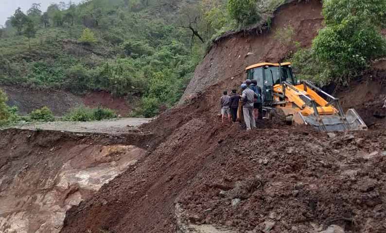 မြေပြိုမှုကြောင့် ပျက်စီးသွားသည့် နာဂဒေသလမ်းများ ပြုပြင်ရန် စက်ပစ္စည်းလိုအပ်နေ