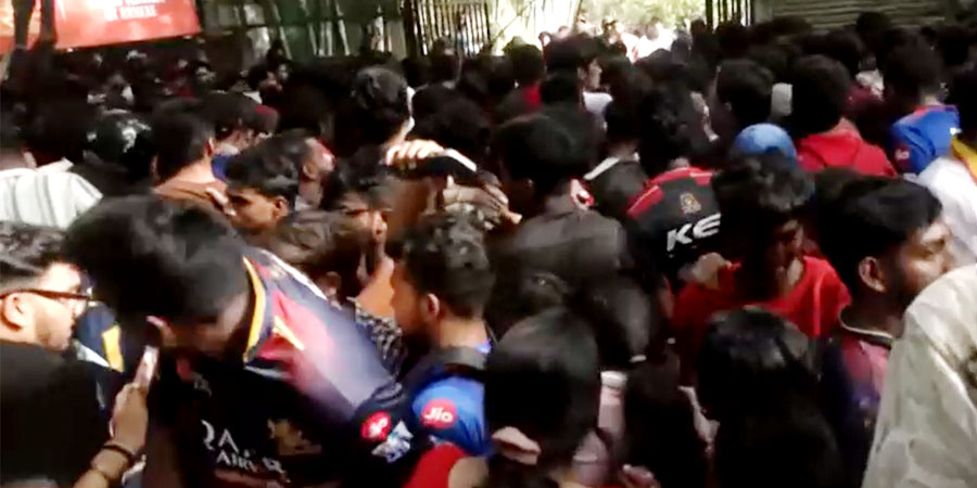 အိန္ဒိယတွင် ခရစ်ကက်ချန်ပီယံအသင်း အောင်ပွဲခံချိန် လူအုပ်တိုးဝှေ့မှုကြောင့် ၁၁ ဦးထက်မနည်း သေဆုံး