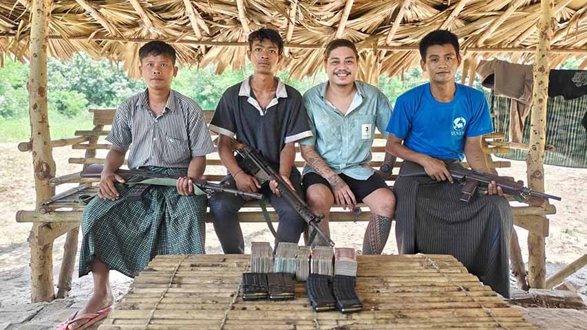 မုံရွာတွင် စစ်ကောင်စီတပ်ဖွဲ့ဝင် ၃ ဦး လက်နက်ခဲယမ်းများဖြင့် အလင်းဝင်
