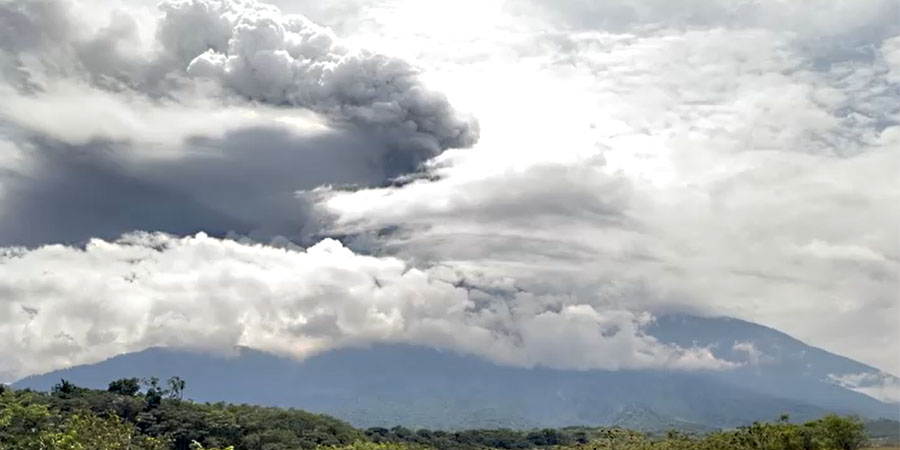 ဂွါတီမာလာရှိ ဖွှေးဂိုးမီးတောင် ပြာနှင့် ချော်ရည်များ ထုတ်လွှတ်သဖြင့် ဒေသခံများ ရွှေ့ပြောင်း