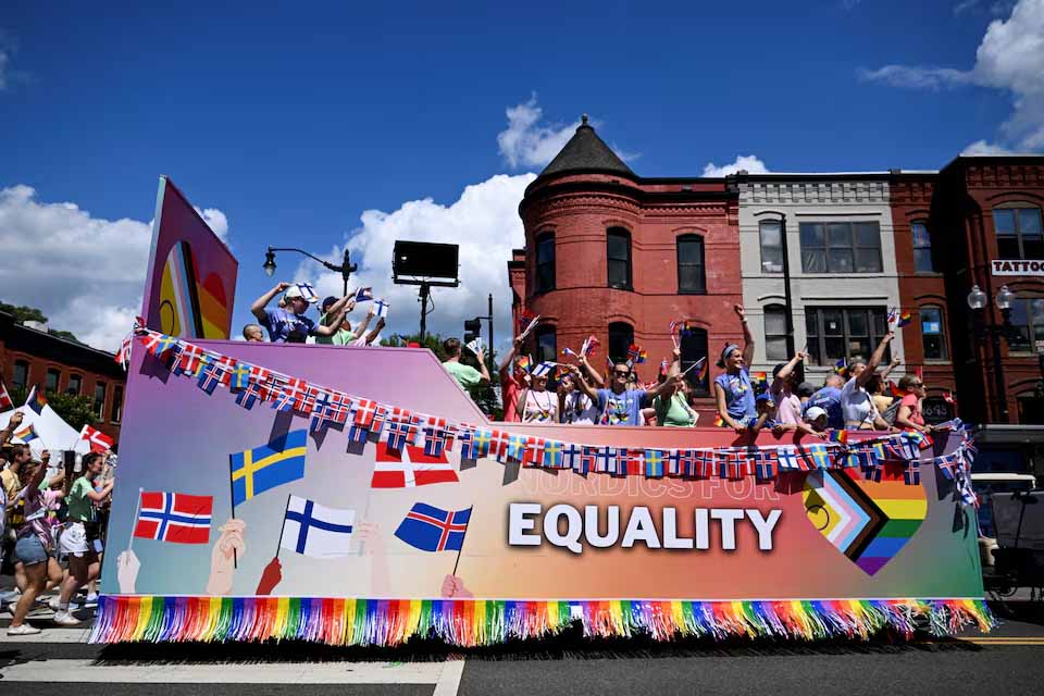 ဝါရှင်တန်တွင် LGBTQ+ အခွင့်အရေးအတွက် သမ္မတထရမ့်ပ်ကို ချီတက်ဆန္ဒပြ