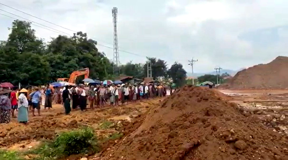 အင်းတော်ကြီး၌ ကျေးရွာဘောလုံးကွင်းအတွင်း ရွှေတူးဖော်မှု ဒေသခံများ ကန့်ကွက် ဆန္ဒပြ