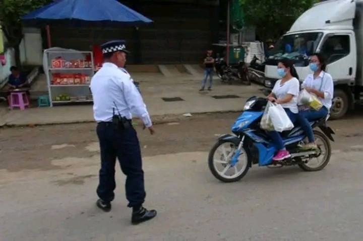 လိုင်စင်မဲ့ယာဥ် ဖမ်းဆီးရာတွင် အတွင်းခံမဝတ်ထားသည့် အမျိုးသမီးများကိုပါ ဒဏ်ငွေ ရိုက်နေ 