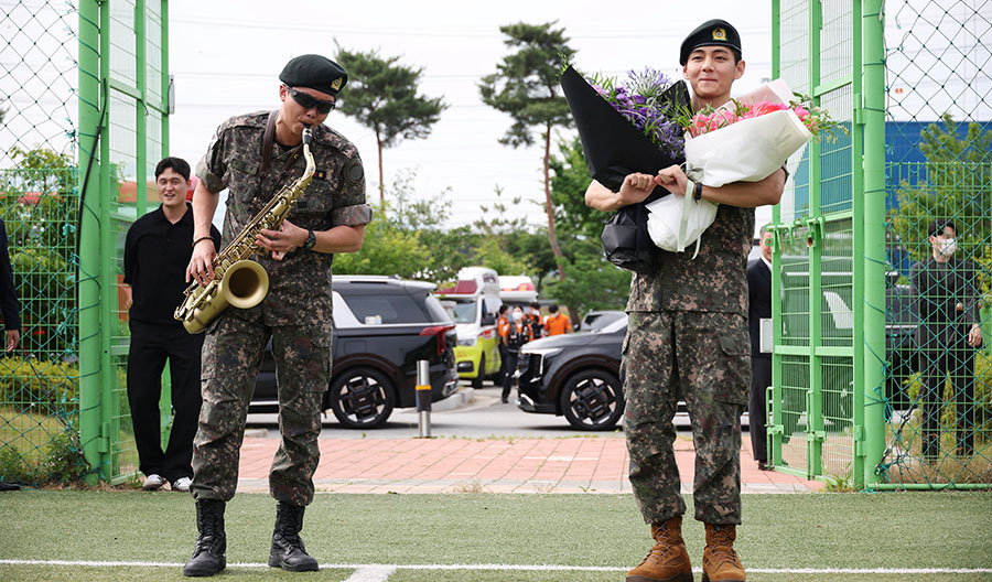 BTS အဖွဲ့ဝင် ၂ ဦး စစ်မှုထမ်းတာဝန်ပြီးဆုံး