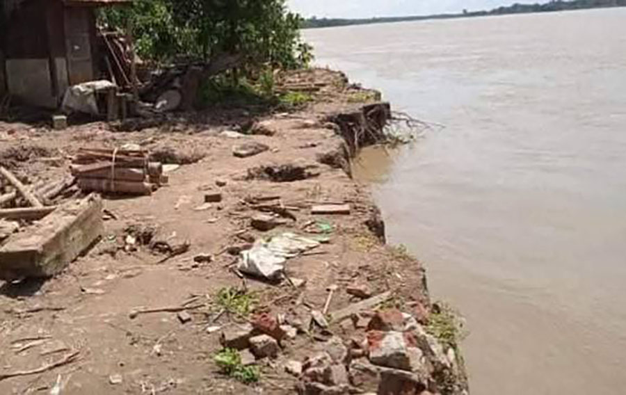 ညောင်တုန်းတွင် မြစ်ကမ်းပါးပြိုကျပြီး နေအိမ် ၃ လုံး အရေးပေါ် ရွှေ့ပြောင်းရ