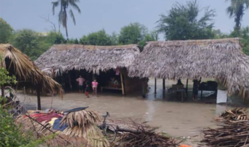 ရွှေဘိုတွင် မိုးများပြီး စစ်ရှောင်အိမ် ၁၀ လုံးမျောပါ၊ နေထိုင်စားသောက်ရန် အခက်တွေ့