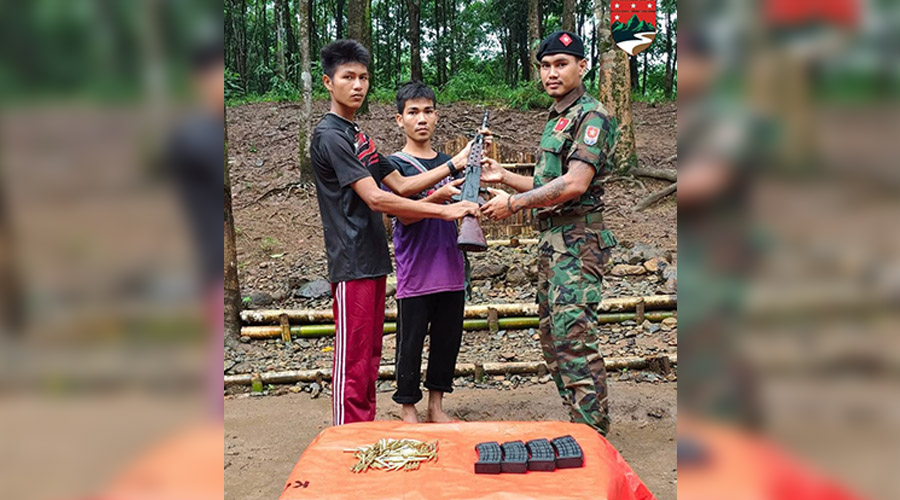 ရေးအခြေစိုက် ခလရ ၂၉၉ မှ တပ်သား ၂ ဦး လက်နက်ခဲယမ်းနှင့်အတူ ထွက်ပြေးခိုလှုံ 