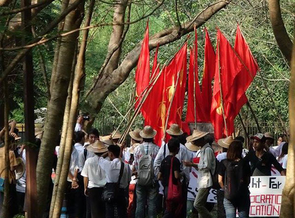 သပိတ္ေမွာက္ေက်ာင္းသားမ်ား သမဂၢအေဆာက္အအုံေဟာင္းတြင္ တုိင္တည္သစၥာျပဳ