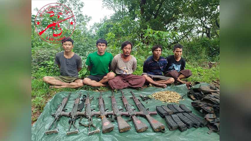 ငဖဲတွင် ထွက်ပြေးလာသည့် စစ်ကောင်စီတပ်သား ၂၃ ဦးကို လက်နက်ခဲယမ်းများနှင့် ဖမ်းမိ