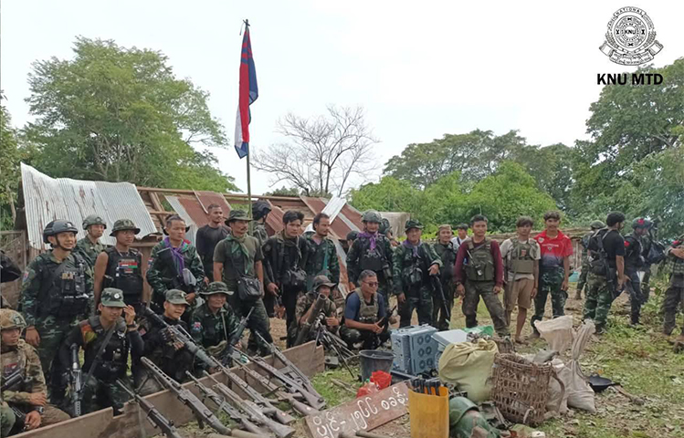 ထိုင်းနယ်စပ် ငါးရံ့နီစခန်းမှ စစ်ကောင်စီတပ်သားများ ထိုင်းဘက်ထွက်ပြေး