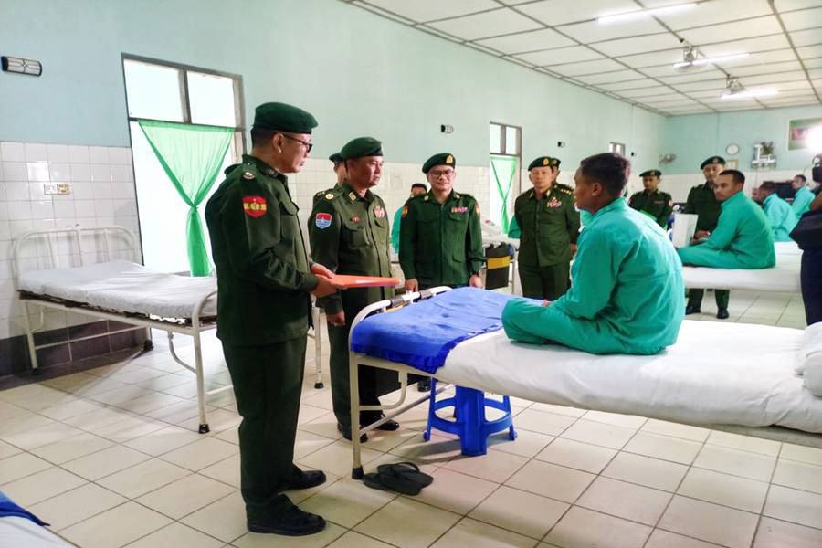 ကျောက်ဖြူက ဒဏ်ရာရစစ်သားများကို လေယာဉ်ဖြင့် ရန်ကုန်သို့ပို့နေ