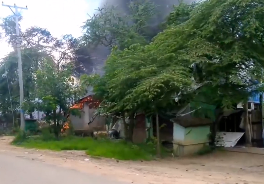 ပုလဲ၊ မင်းတိုင်ပင်ရွာကို စစ်တပ်က ဗုံး ၄ ကြိမ်ကြဲသဖြင့် ရွာမီးလောင်