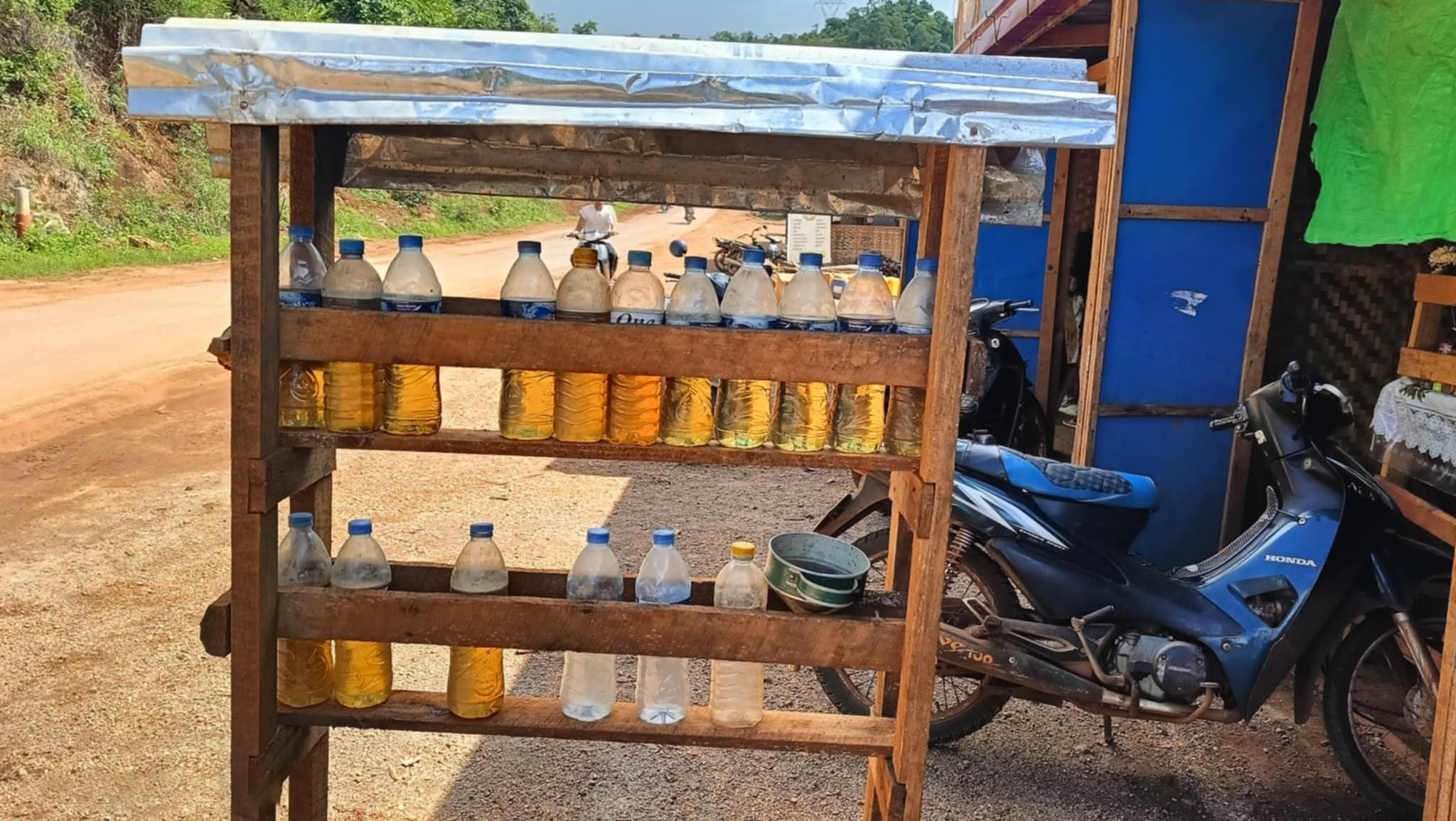 စစ်ကောင်စီတပ်က လမ်းကြောင်းပိတ်ဆို့ထားသဖြင့် ဒီးမော့ဆိုတွင် စက်သုံးဆီ ဈေးတက်
