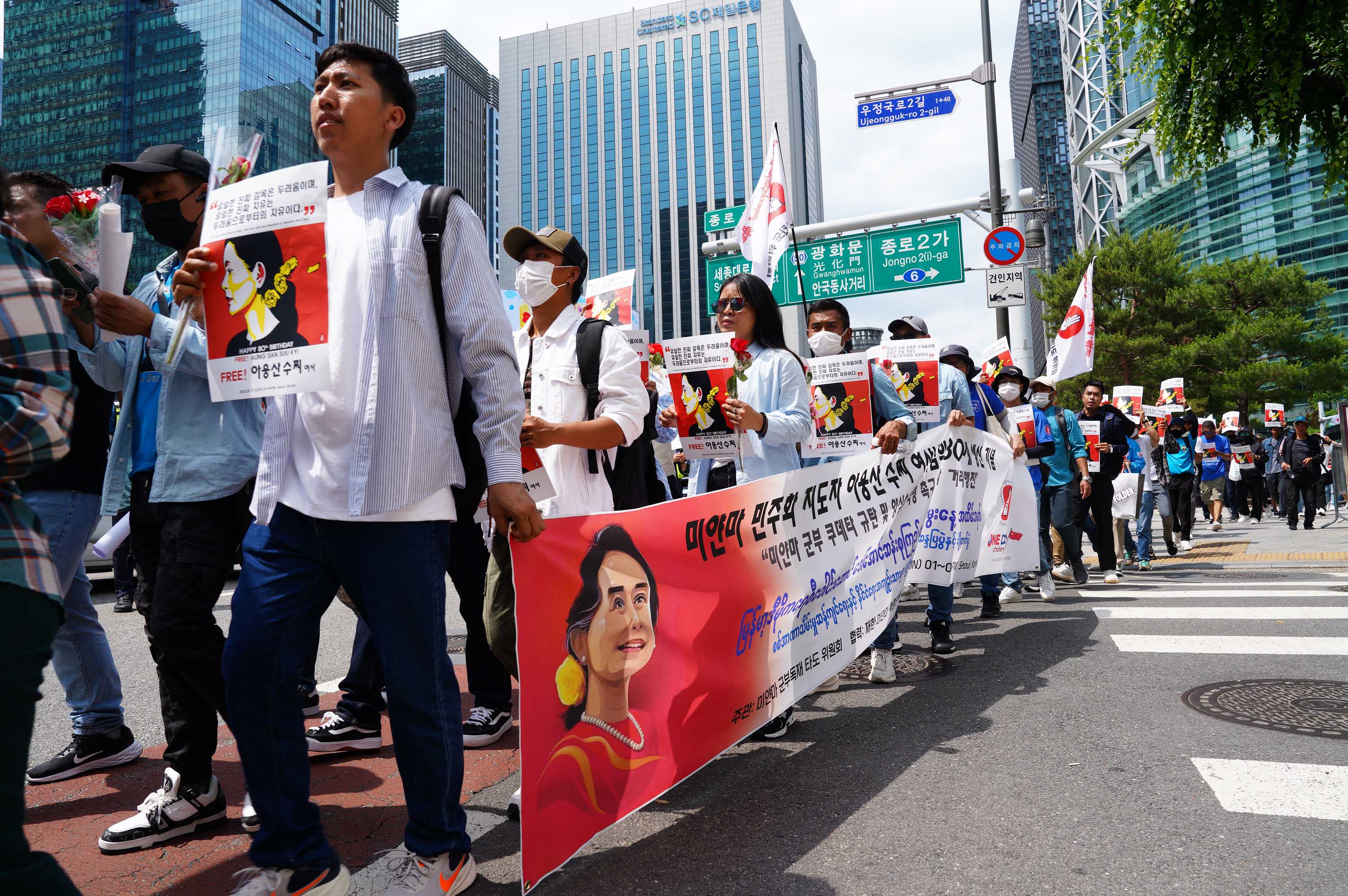 ဒေါ်အောင်ဆန်းစုကြည်နှင့် နိုင်ငံရေးအကျဉ်းသားများ လွတ်မြောက်ရေး ကိုရီးယားရောက် မြန်မာများ တောင်းဆို