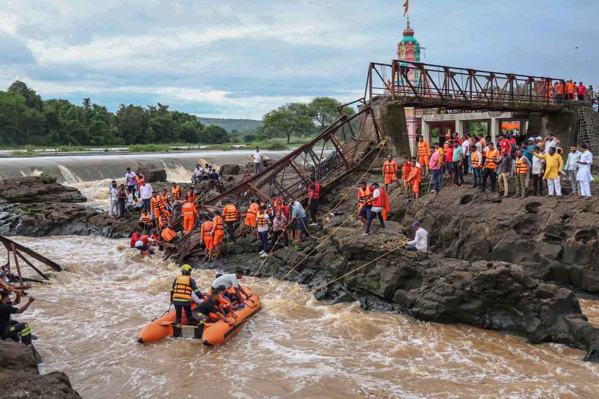 အိန္ဒိယ တံတားပြိုကျပြီး ၄ ဦးသေဆုံး၊ အပျက်အစီးအောက် ပိတ်မိနေသူများကို ရှာဖွေ