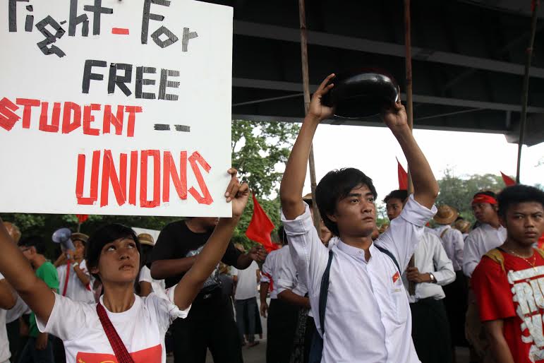 ေက်ာင္းသားသပိတ္ကုိ အျပည့္အ၀ေထာက္ခံ၀န္းရံေပးမည္ဟုဆုိ
