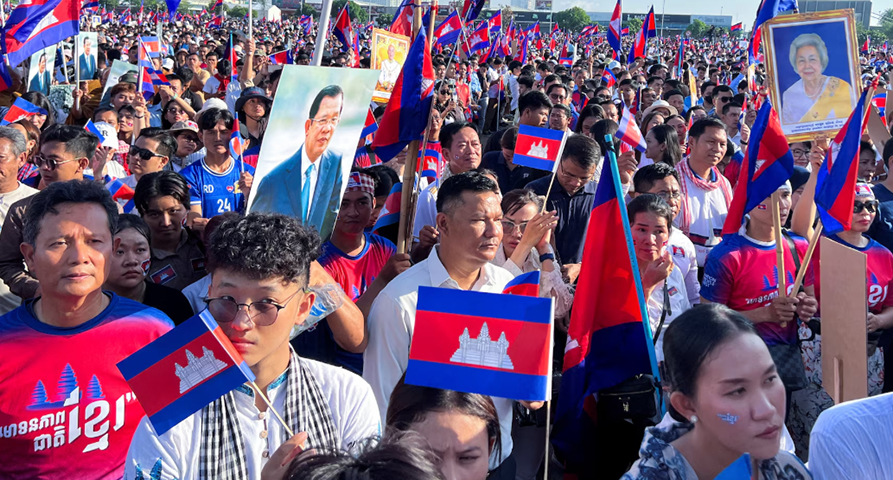 ထိုင်းနယ်စပ်ပဋိပက္ခတွင် ကမ္ဘောဒီးယားအစိုးရကို ထောက်ခံသည့်အနေဖြင့် ပြည်သူထောင်နဲ့ချီ ဆန္ဒပြ