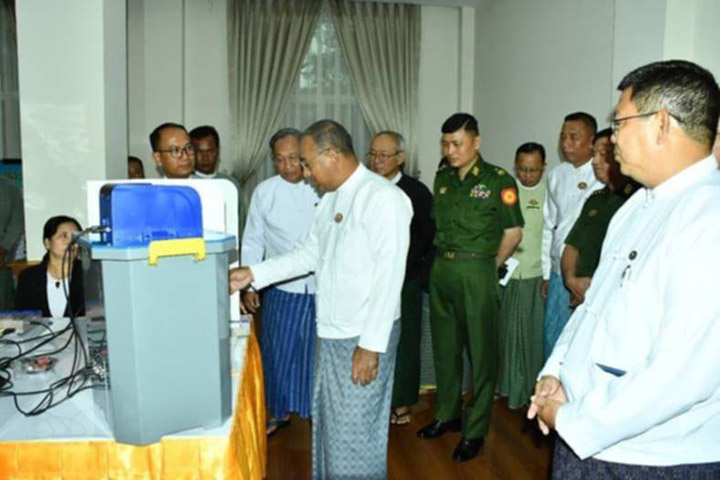 အီလက်ထရောနစ်မဲပေးစက်အကြောင်း တိုင်းစစ်ဌာနချုပ်များတွင် သရုပ်ပြ