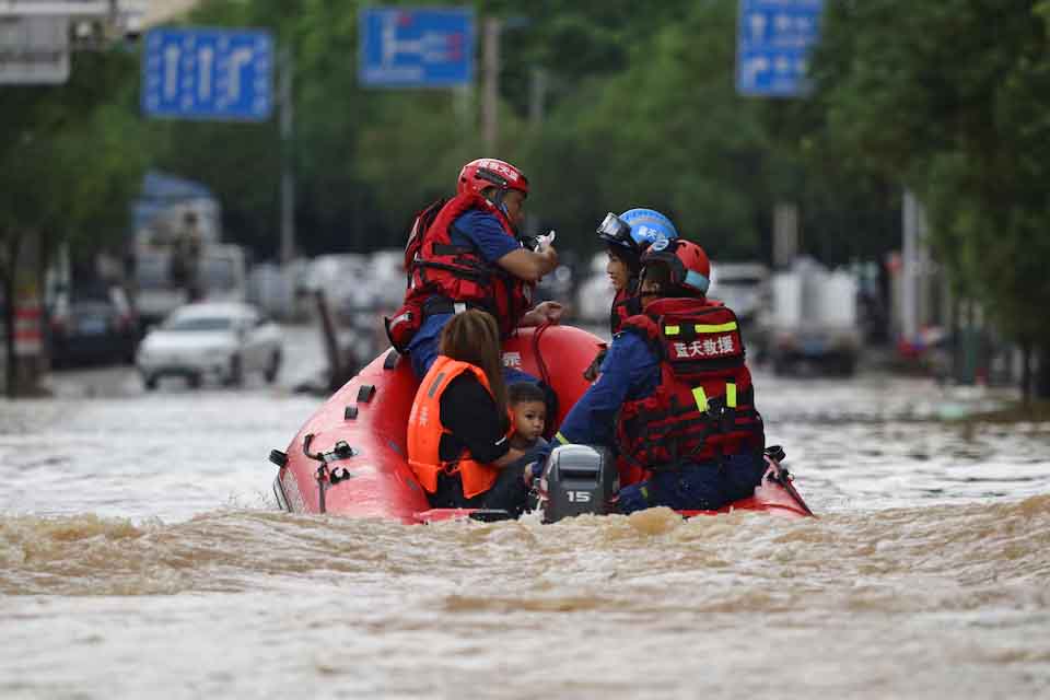 တရုတ်တောင်ပိုင်း၌ ရေကြီးရေလျှံပြီး လူထောင်ပေါင်းများစွာကို ဘေးလွတ်ရာ ရွှေ့ပြောင်း
