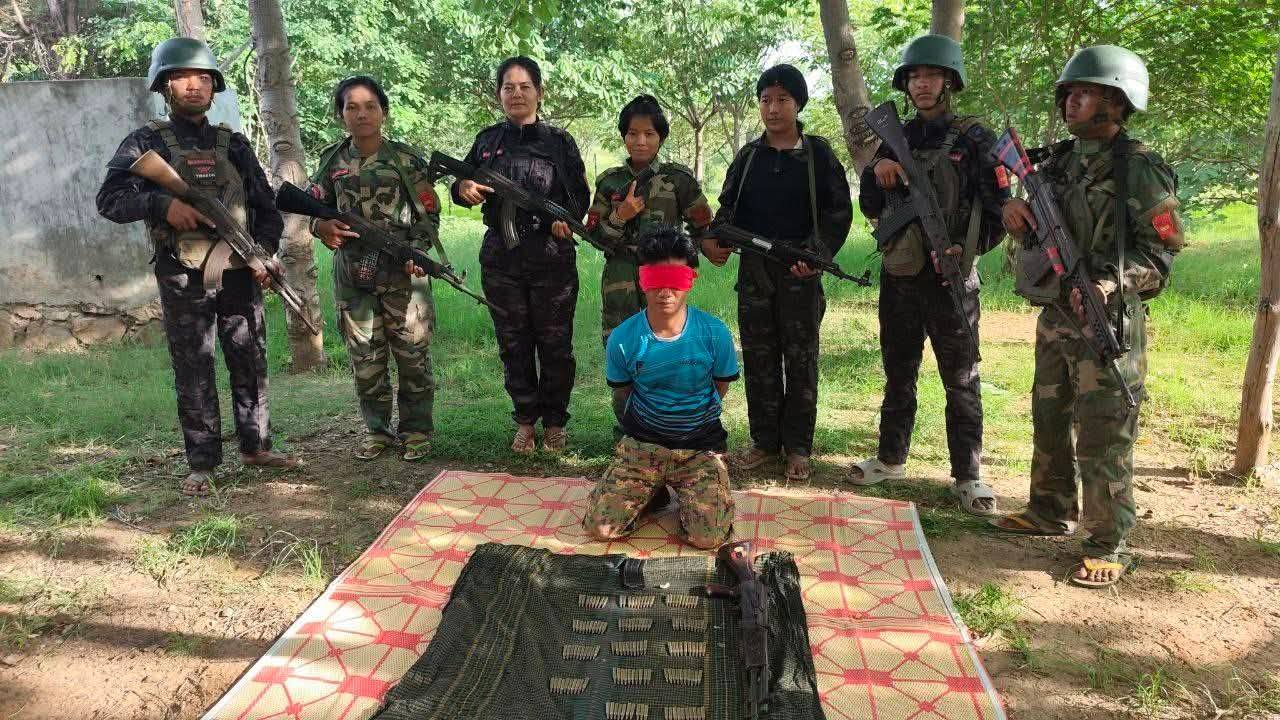 စစ်ကောင်စီတပ်ဖွဲ့ဝင် ၁ ဦးကို လက်နက်ခဲယမ်းများဖြင့် တောင်သာ ပကဖ ရဲမေအဖွဲ့က ဖမ်းဆီး