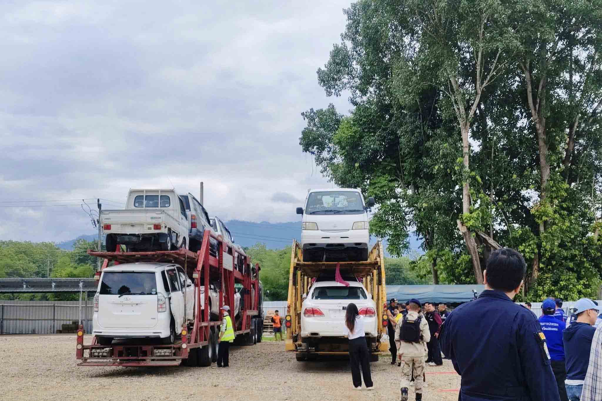 မြန်မာတွင် လိုင်စင်မဲ့ကား ဖမ်းဆီးနေသဖြင့် ထိုင်းနယ်စပ်မှ တင်ပို့မည့်ကားများ ရာနှင့်ချီသောင်တင် 