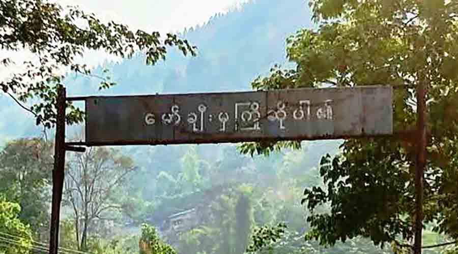 ငြိမ်းချမ်းရေးဖိုရမ် ကျင်းပချိန် မော်ချီးကို စစ်ကောင်စီ ဗုံးကြဲ၊ ပြည်သူများ သေဆုံး