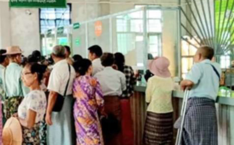 စမတ်ကတ် မပြပါက ပင်စင်ထုတ်မပေးဆိုသည့် အမိန့်ကြောင့် သက်ကြီးပင်စင်စားများ ဒုက္ခရောက်