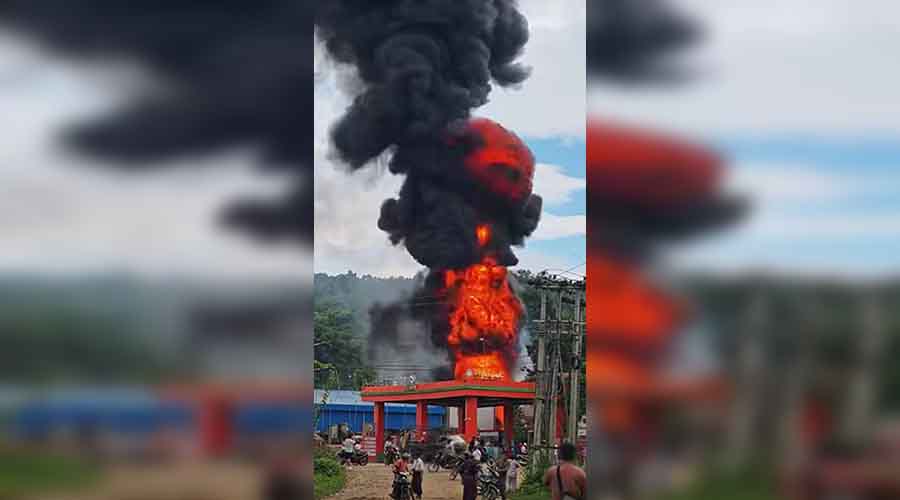 ဖားကန့်တွင် စက်သုံးဆီဂိုဒေါင်နှင့် နေအိမ် ၃ လုံး မီးလောင်