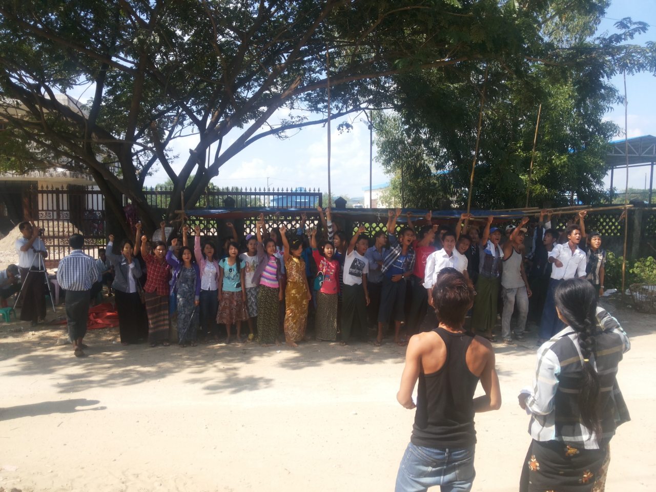 အထပ္သားစက္ရံု အလုပ္သမားမ်ား ဆႏၵျပ