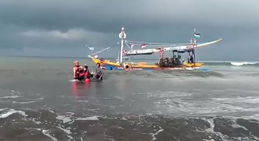 ဘာလီကျွန်းအနီးတွင် ကူးတို့သင်္ဘောနစ်မြုပ်ပြီး လူ ၄ ဦးသေဆုံး၊ ၃၈ ဦး ပျောက်ဆုံးနေ