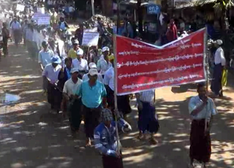 ေျမစာရင္း႐ုံးက ေရာင္းစားထားသည့္လယ္ေျမမ်ား ျပန္ရေရး လယ္သမားမ်ား ဆႏၵျပ