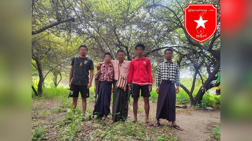 မုံရွာတွင် စစ်ကောင်စီတပ်သားသစ် ၄ ဦး လက်နက်ခဲယမ်းနှင့်အတူ  PDF ထံ အလင်းဝင်