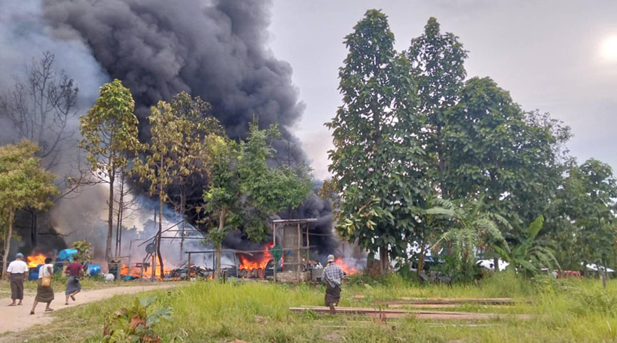ကျွန်းလှတွင် စစ်ကောင်စီ ဗုံးကြဲသဖြင့် ရေနံချက်ဖိုပေါ် ကျရောက် မီးလောင်