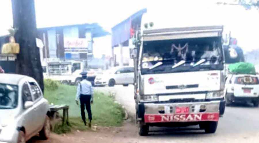 လားရှိုးမြို့တွင် စစ်ကောင်စီက ကုန်တင်ယာဉ်များကို ငွေညှစ်၊ နွားတင်ကားသမားများကို ထောင်ချ
