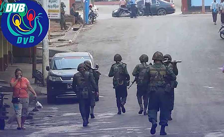 လားရှိုးတွင် စစ်ကောင်စီတပ်က ကုန်တင်ယာဉ်နှင့် နွားတင်ကားများကို ဖမ်းဆီးနေ