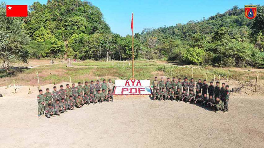 ဧရာဝတီတိုင်းရှိ ကျေးရွာများကို စစ်တပ်က လက်နက်ကြီးဖြင့် ပစ်ခတ်နေ